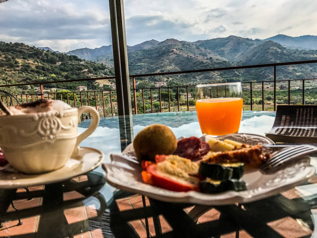 Breakfast on the terrace at Il Poggio Teralcantara 
